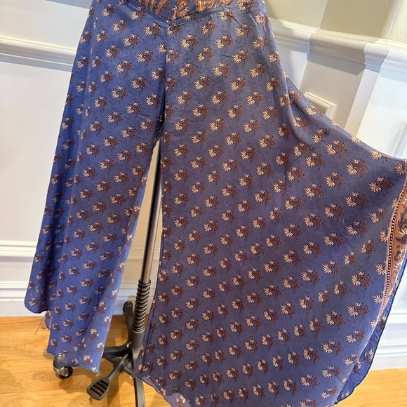 Woman’s Pants - Picture 3 of 7